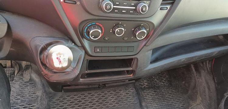IVECO DAILY 35C12 BENNE AVEC COFFRE ACIER DIESEL – 164359 KMS – ANNEE 2017 ROUGE ES-764-AS