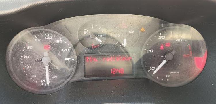 IVECO DAILY 35C12 BENNE AVEC COFFRE ACIER DIESEL – 164359 KMS – ANNEE 2017 ROUGE ES-764-AS