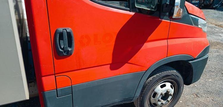 IVECO DAILY 35C12 BENNE AVEC COFFRE ACIER DIESEL – 164359 KMS – ANNEE 2017 ROUGE ES-764-AS