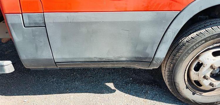 IVECO DAILY 35C12 BENNE AVEC COFFRE ACIER DIESEL – 164359 KMS – ANNEE 2017 ROUGE ES-764-AS