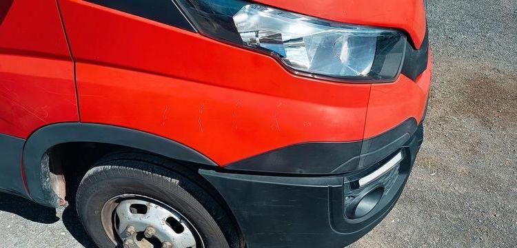 IVECO DAILY 35C12 BENNE AVEC COFFRE ACIER DIESEL – 164359 KMS – ANNEE 2017 ROUGE ES-764-AS