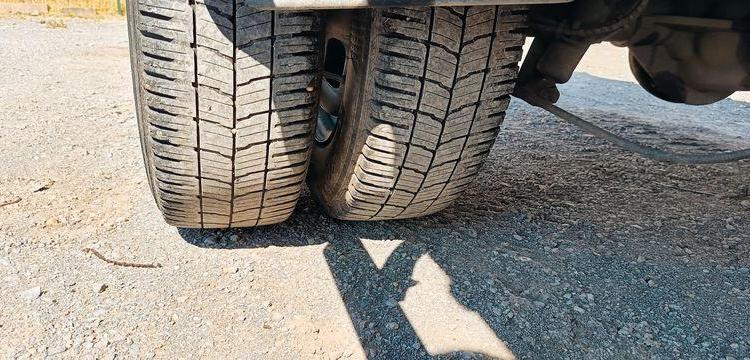 IVECO DAILY 35C12 BENNE AVEC COFFRE ACIER DIESEL – 164359 KMS – ANNEE 2017 ROUGE ES-764-AS
