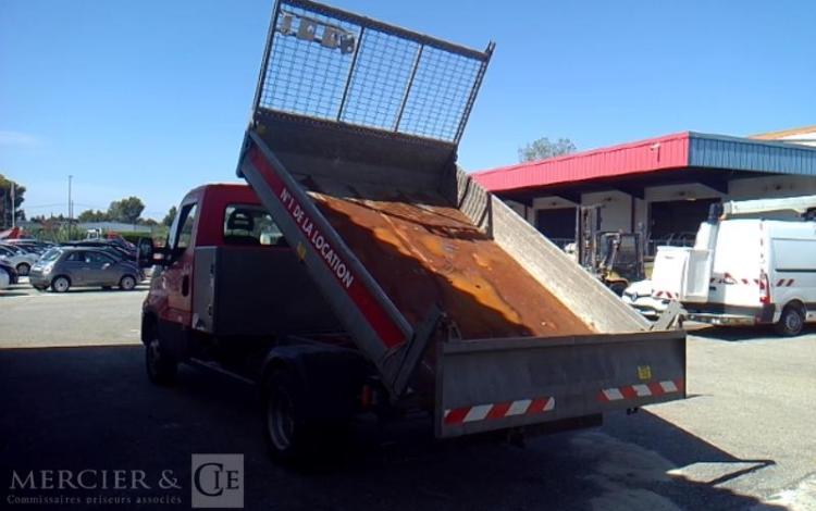 IVECO 35-120  BENNE SIMPLE CABINE COFFRE ROUGE EV-996-WZ
