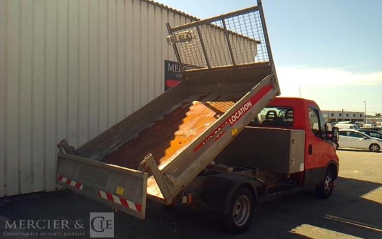 IVECO 35-120  BENNE SIMPLE CABINE COFFRE ROUGE EV-996-WZ