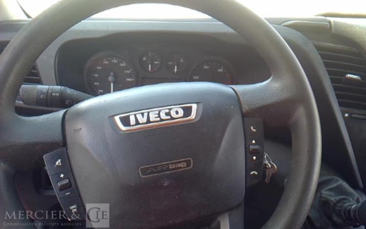 IVECO 35-120  BENNE SIMPLE CABINE COFFRE ROUGE EV-996-WZ