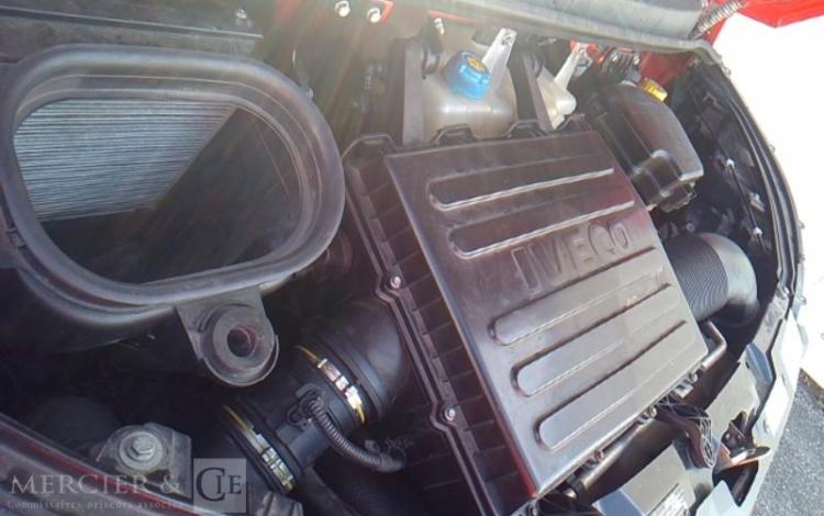 IVECO 35-120  BENNE SIMPLE CABINE COFFRE ROUGE EV-996-WZ