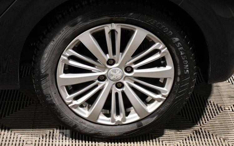 PEUGEOT 208 1,2 BLEU EZ-436-GX