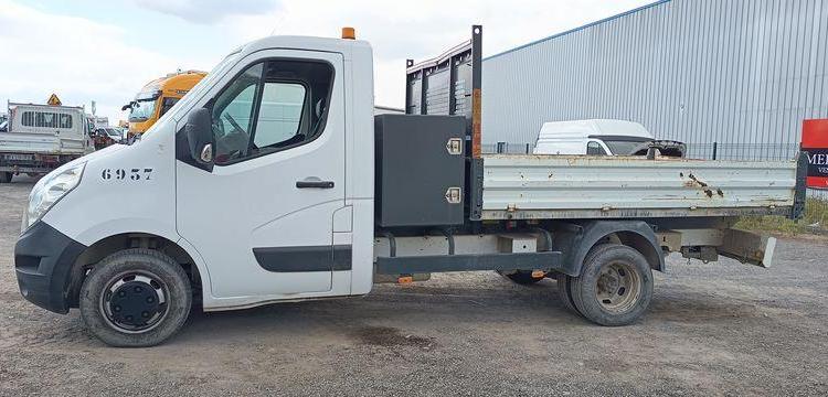 RENAULT MASTER 3 2,3 DCI 130 CV BENNE AVEC COFFRE ACIER DIESEL – 120360 KMS – ANNEE 2018 BLANC EZ-670-TT