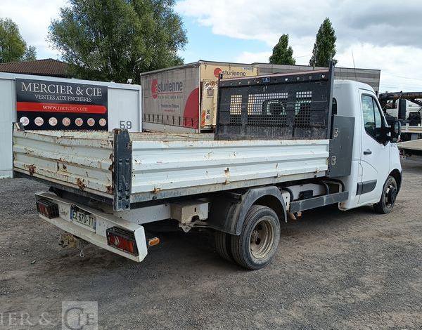 RENAULT MASTER 3 2,3 DCI 130 CV BENNE AVEC COFFRE ACIER DIESEL – 120360 KMS – ANNEE 2018 BLANC EZ-670-TT
