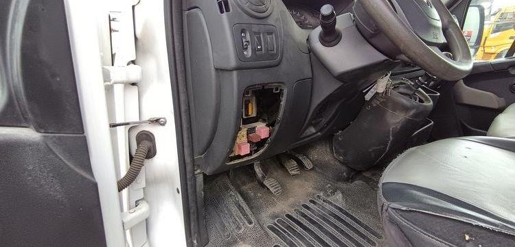 RENAULT MASTER 3 2,3 DCI 130 CV BENNE AVEC COFFRE ACIER DIESEL – 120360 KMS – ANNEE 2018 BLANC EZ-670-TT