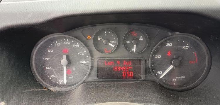IVECO DAILY 6 35C14 2,3 D 16V 136CV BENNE AVEC COFFRE ACIER DIESEL – 133493 KMS BLANC EZ-931-QW