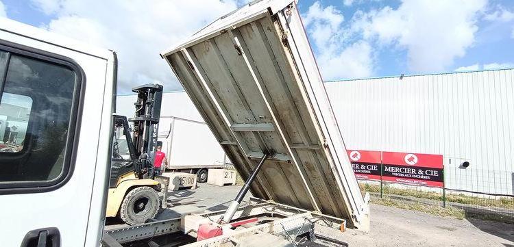 IVECO DAILY 35C12 DOUBLE CABINE AVEC BENNE DIESEL – 126030 KMS – ANNEE 2018 BLANC FA-983-CJ