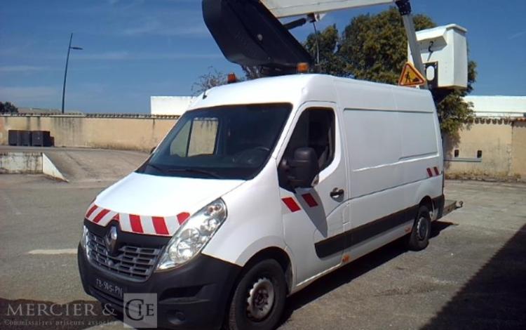 RENAULT MASTER NACELLE SUR VL 12M 1982H BLANC FB-575-PN