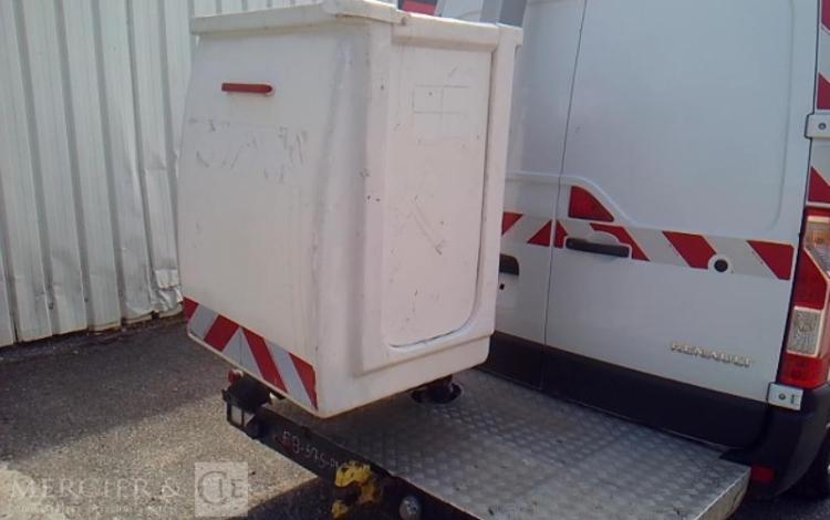 RENAULT MASTER NACELLE SUR VL 12M 1982H BLANC FB-575-PN