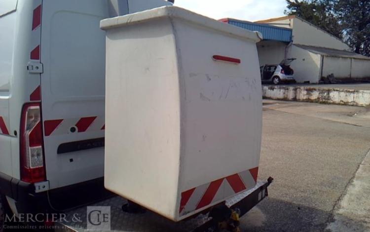 RENAULT MASTER NACELLE SUR VL 12M 1982H BLANC FB-575-PN