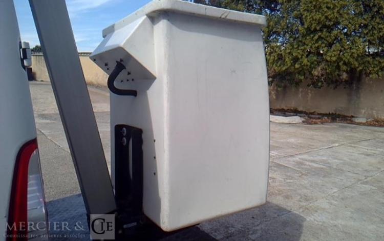 RENAULT MASTER NACELLE SUR VL 12M 1982H BLANC FB-575-PN
