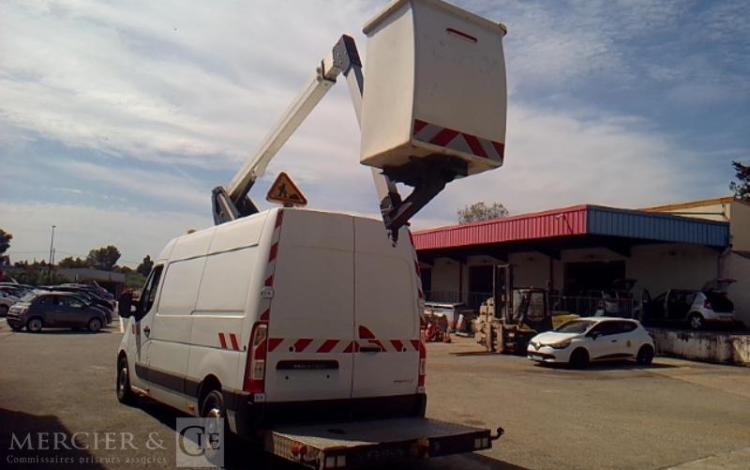 RENAULT MASTER NACELLE SUR VL 12M 1982H BLANC FB-575-PN