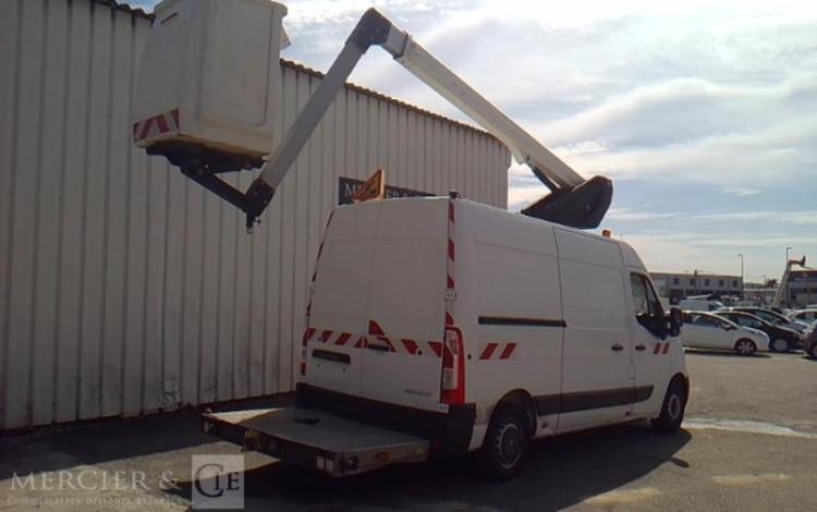 RENAULT MASTER NACELLE SUR VL 12M 1982H BLANC FB-575-PN