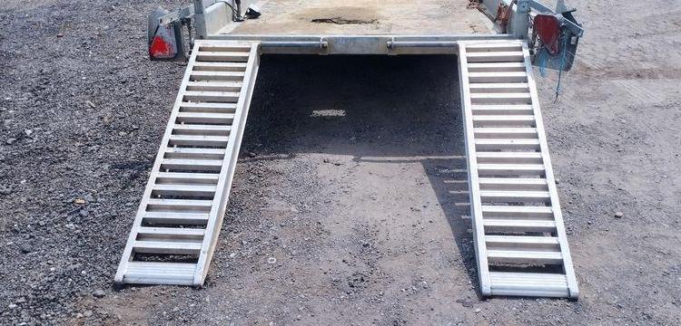 HUBIERE REMORQUE PORTE ENGIN 2 ESSIEUS PTAC : 3,5 TONNES – ANNEE 2019  FE-394-EM