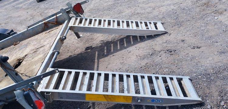 HUBIERE REMORQUE PORTE ENGIN 2 ESSIEUS PTAC : 3,5 TONNES – ANNEE 2019  FE-394-EM