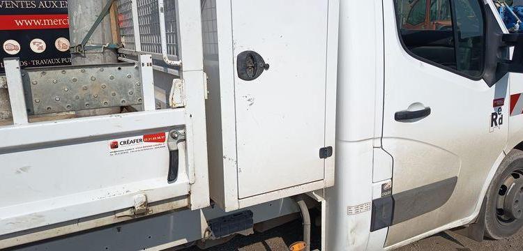 RENAULT MASTER R3500RJ 2,3 DCI 16V 165CV BENNE AVEC COFFRE ACIER DIESEL – 64896 KMS – BLANC GD-865-TA