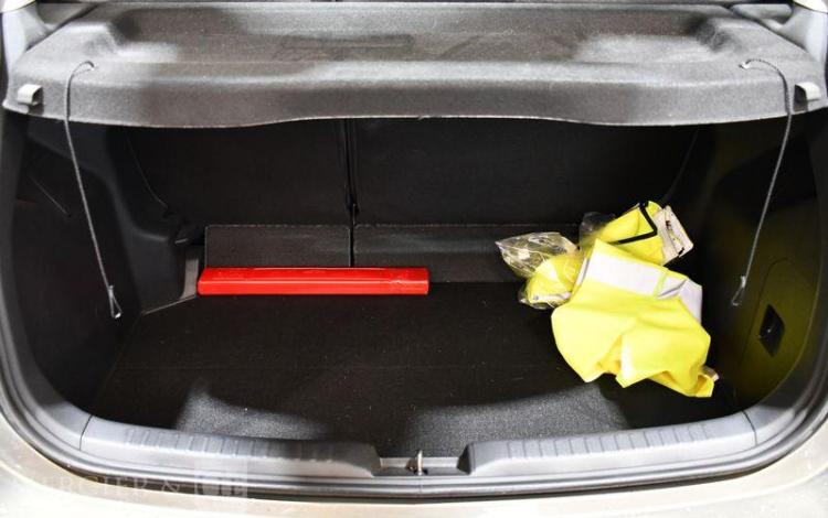TOYOTA YARIS A,E 70 VVT-I DYNAMIC MY22 GRIS GT-196-DL