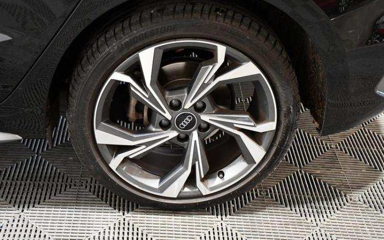 AUDI A3 1,4 TFSI oppo immat suspendue vente à pro uniquement NOIR GV-313-ML