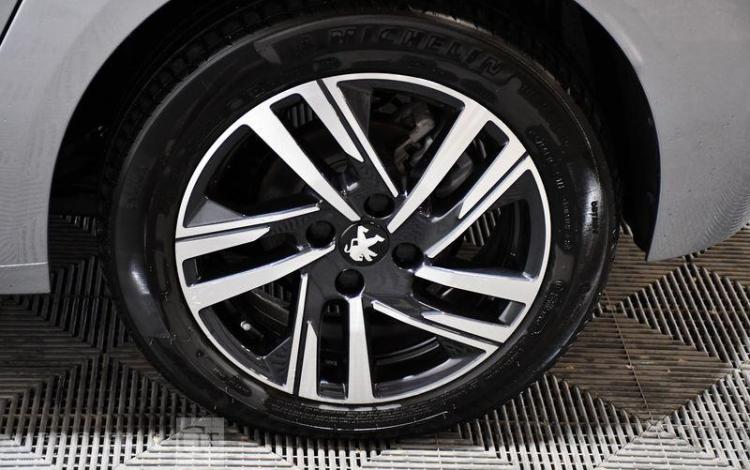 PEUGEOT 208 1,2 PURE TECH – ESSENCE – 16570 KMS – ANNEE GRIS PZ3G403