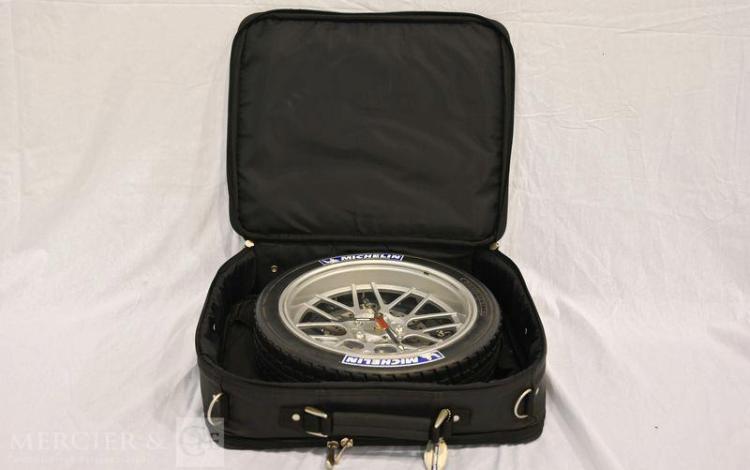 HORLOGE MICHELIN EN FORME DE ROUE DE PNEU ANNEE 2000  105