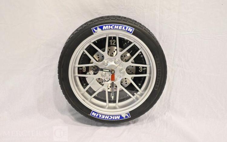 HORLOGE MICHELIN EN FORME DE ROUE DE PNEU ANNEE 2000  105