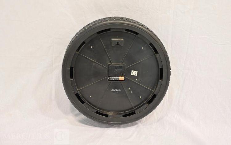 HORLOGE MICHELIN EN FORME DE ROUE DE PNEU ANNEE 2000  105