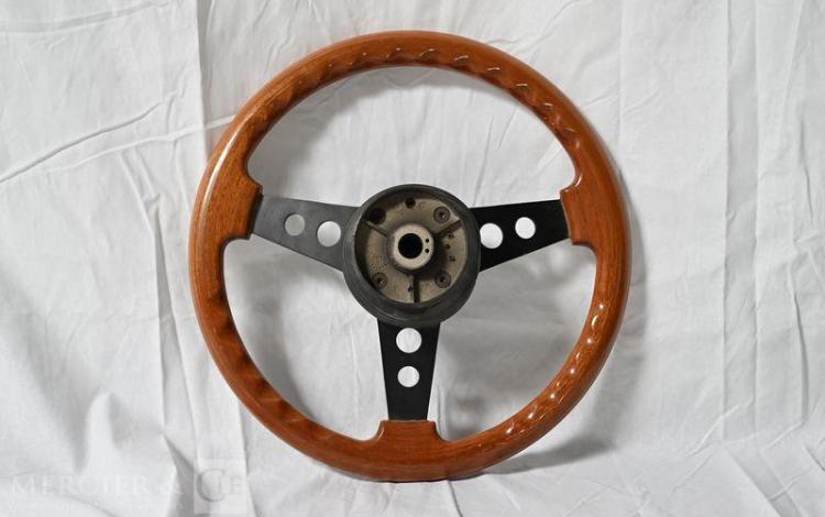VOLANT MOMO  108