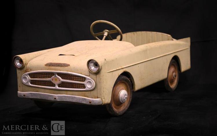VOITURE EN TOLE A PEDALE ANNEE 50/60 MARQUE EUREKA  131