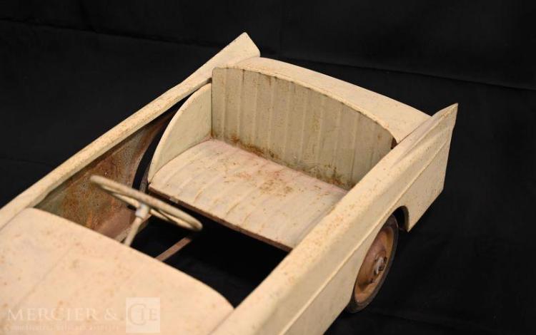 VOITURE EN TOLE A PEDALE ANNEE 50/60 MARQUE EUREKA  131