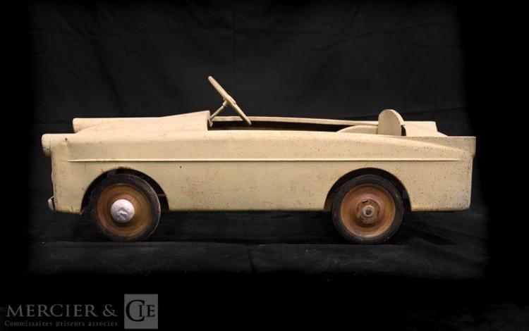 VOITURE EN TOLE A PEDALE ANNEE 50/60 MARQUE EUREKA  131