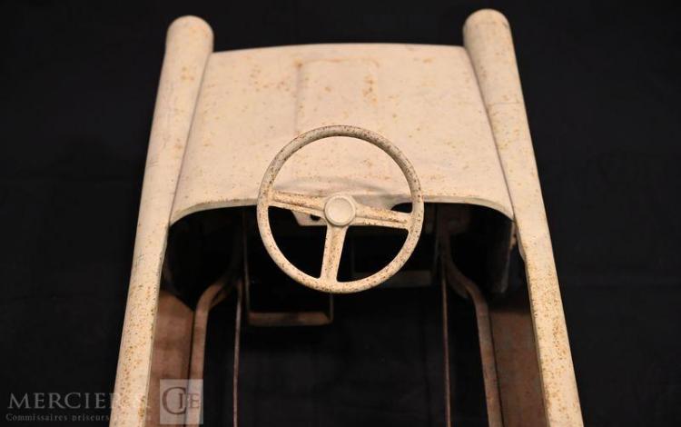 VOITURE EN TOLE A PEDALE ANNEE 50/60 MARQUE EUREKA  131