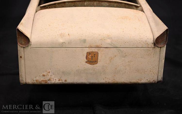 VOITURE EN TOLE A PEDALE ANNEE 50/60 MARQUE EUREKA  131