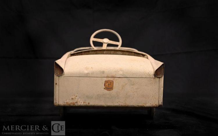 VOITURE EN TOLE A PEDALE ANNEE 50/60 MARQUE EUREKA  131