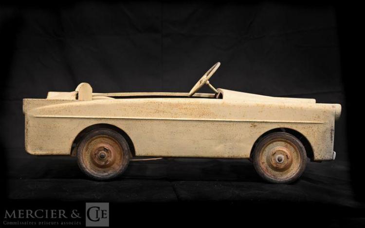VOITURE EN TOLE A PEDALE ANNEE 50/60 MARQUE EUREKA  131