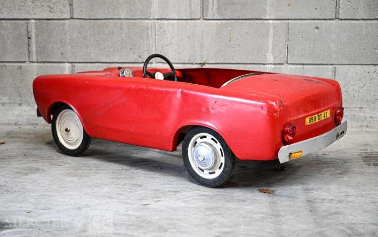 VOITURE A PEDALE EN TOLE SIMCA 1500GLS  140