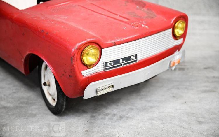 VOITURE A PEDALE EN TOLE SIMCA 1500GLS  140