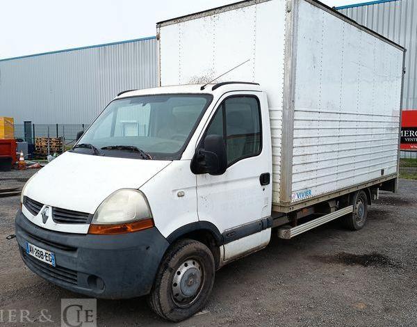 RENAULT MASTER 2 PHASE 3 2,5 DCI 100 CV AVEC CAISSE 20M3  – DIESEL – 139767 KMS BLANC AV-268-EG