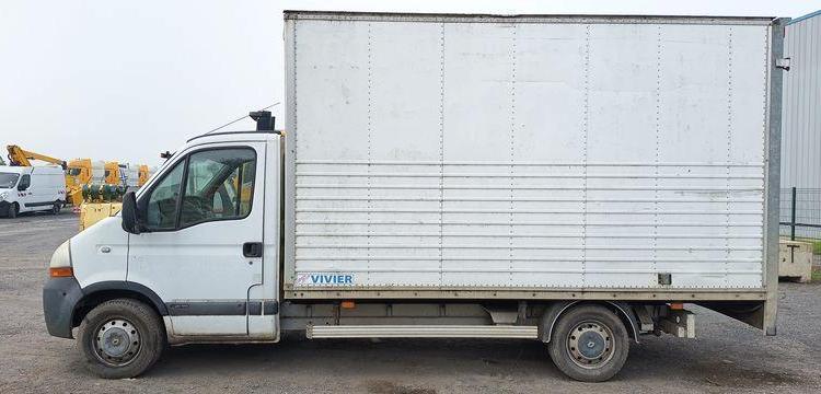 RENAULT MASTER 2 PHASE 3 2,5 DCI 100 CV AVEC CAISSE 20M3  – DIESEL – 139767 KMS BLANC AV-268-EG