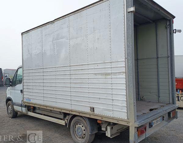 RENAULT MASTER 2 PHASE 3 2,5 DCI 100 CV AVEC CAISSE 20M3  – DIESEL – 139767 KMS BLANC AV-268-EG