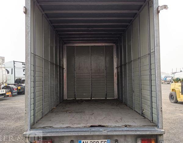 RENAULT MASTER 2 PHASE 3 2,5 DCI 100 CV AVEC CAISSE 20M3  – DIESEL – 139767 KMS BLANC AV-268-EG