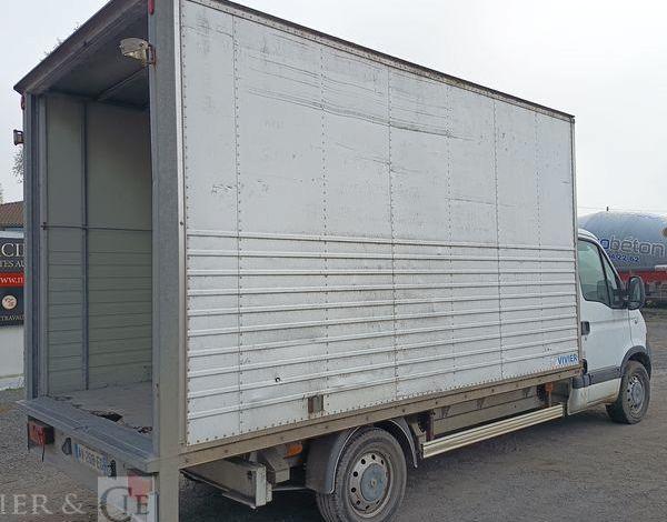 RENAULT MASTER 2 PHASE 3 2,5 DCI 100 CV AVEC CAISSE 20M3  – DIESEL – 139767 KMS BLANC AV-268-EG