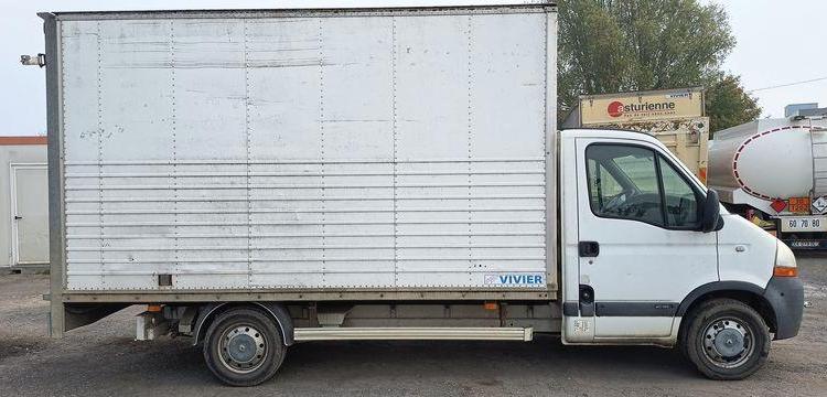 RENAULT MASTER 2 PHASE 3 2,5 DCI 100 CV AVEC CAISSE 20M3  – DIESEL – 139767 KMS BLANC AV-268-EG