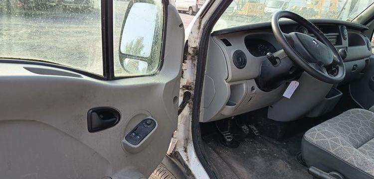 RENAULT MASTER 2 PHASE 3 2,5 DCI 100 CV AVEC CAISSE 20M3  – DIESEL – 139767 KMS BLANC AV-268-EG