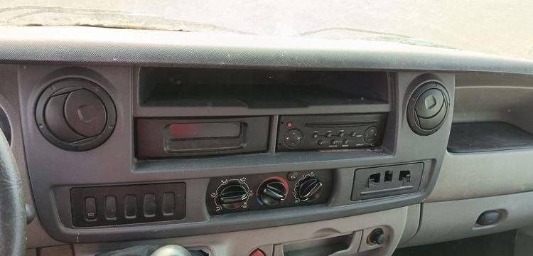 RENAULT MASTER 2 PHASE 3 2,5 DCI 100 CV AVEC CAISSE 20M3  – DIESEL – 139767 KMS BLANC AV-268-EG