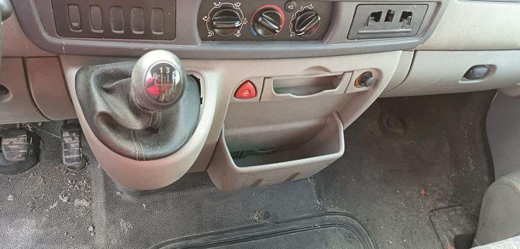RENAULT MASTER 2 PHASE 3 2,5 DCI 100 CV AVEC CAISSE 20M3  – DIESEL – 139767 KMS BLANC AV-268-EG